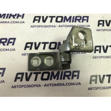 Петля дверей передніх лівих нижня Opel Corsa D HB 5дв. 2006-2014 13180569